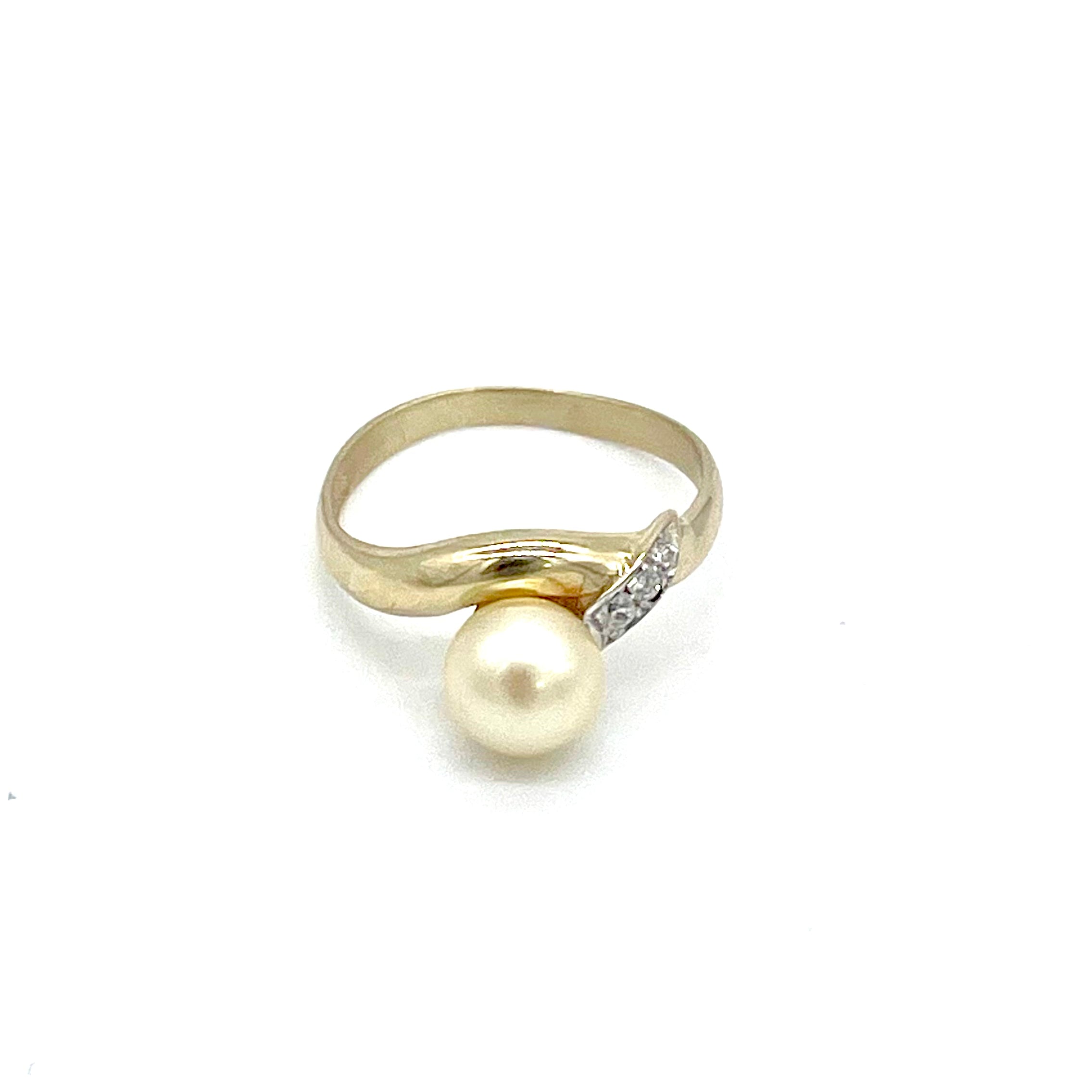 14k Yellow Gold, Pearl & Diamonds Ring