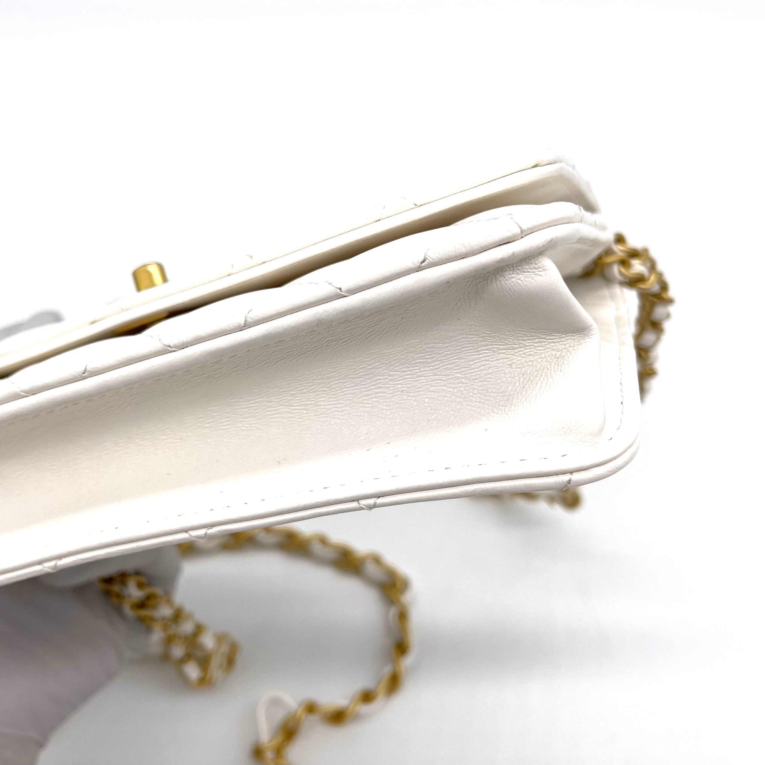 [NEW]CHANEL WALLET ON CHAIN
Shiny Crumpled Calfskin Resin&Gold Metal White