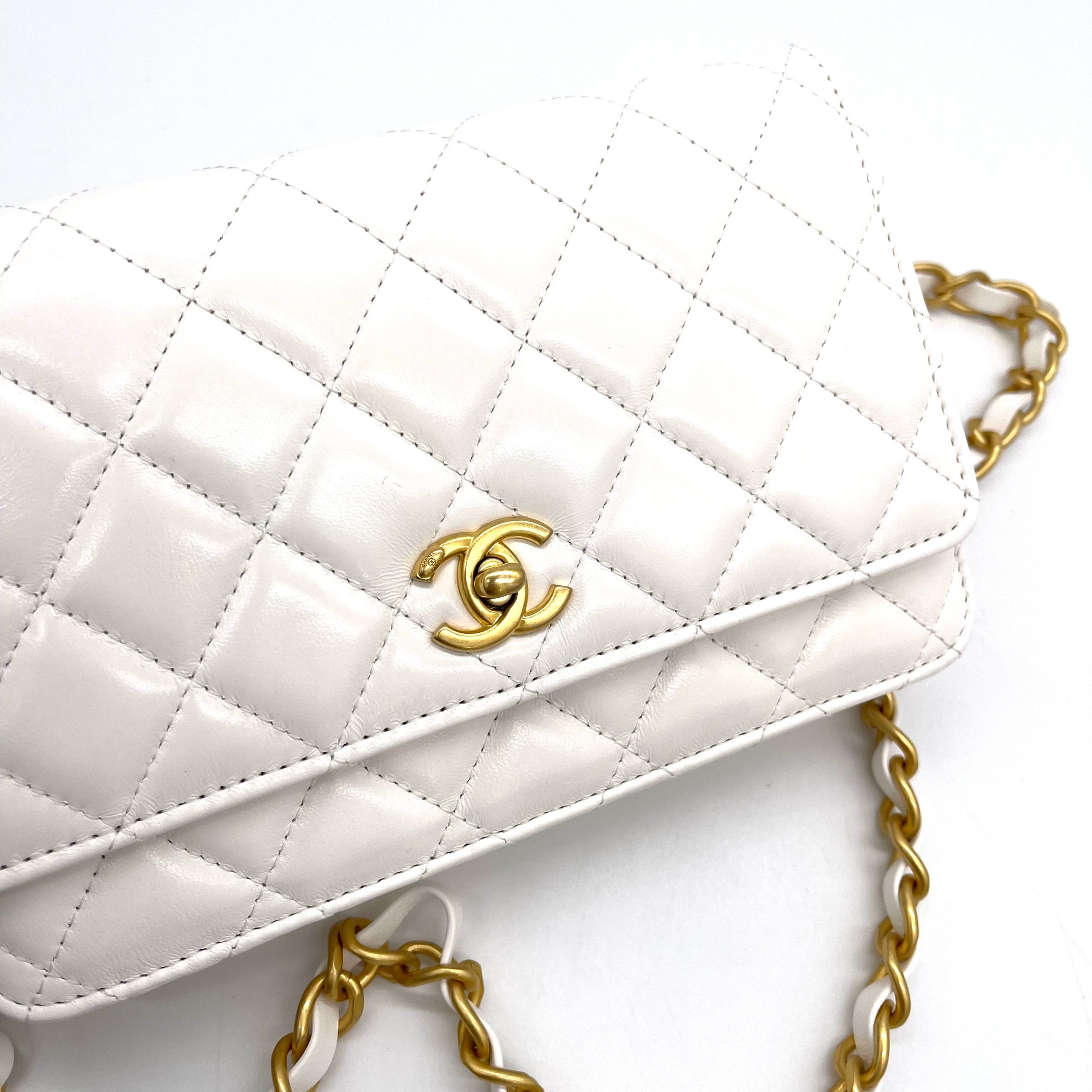 [NEW]CHANEL WALLET ON CHAIN
Shiny Crumpled Calfskin Resin&Gold Metal White