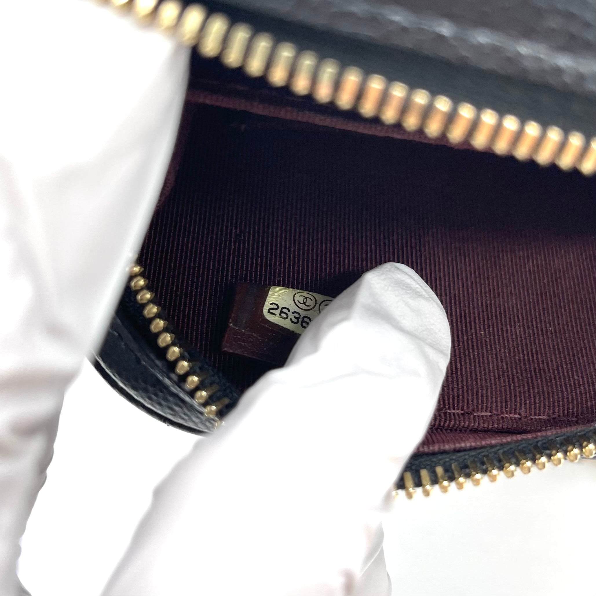 CHANEL Zip Around Phone Case Chain Shoulder Bag – Black Grained Calfskin