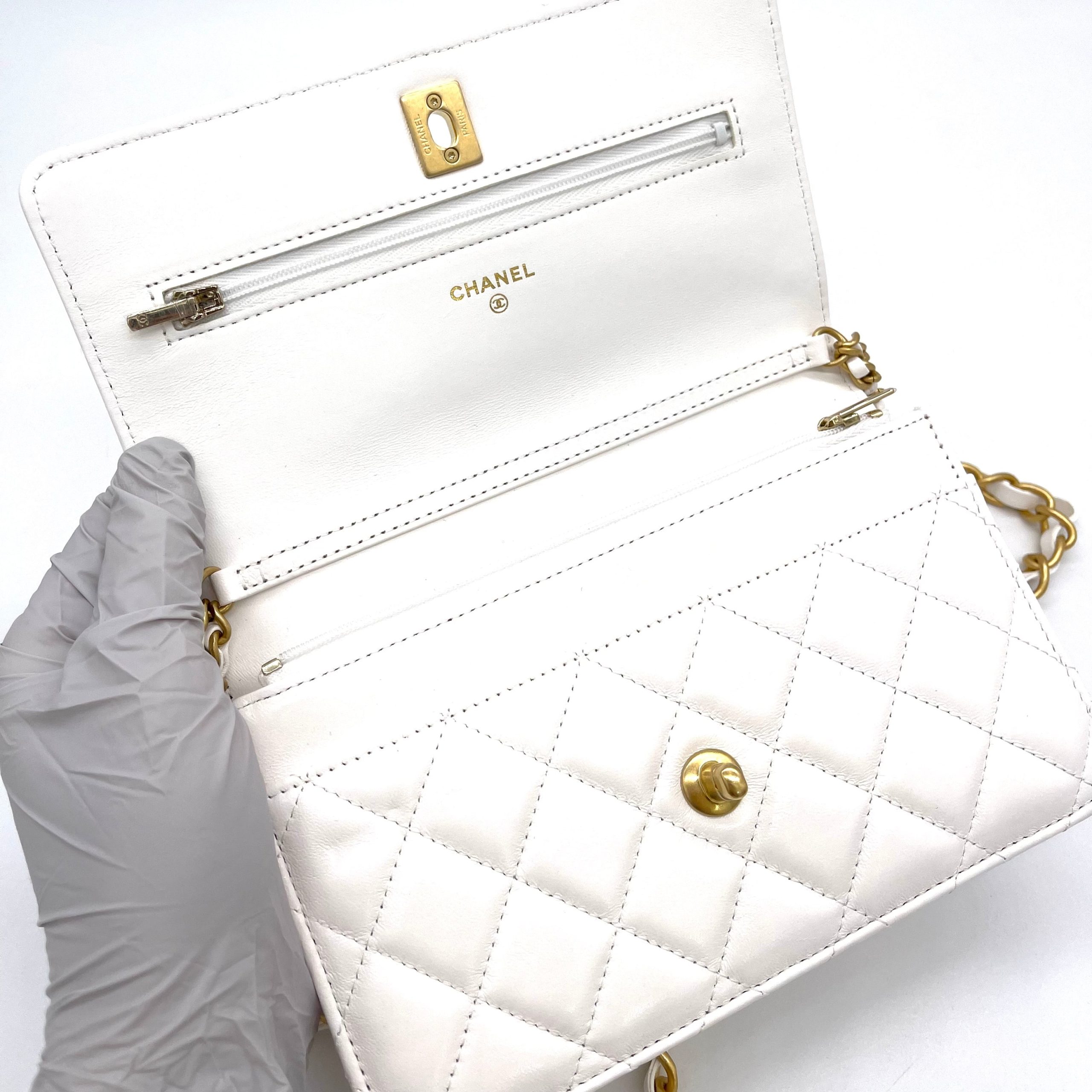 [NEW]CHANEL WALLET ON CHAIN
Shiny Crumpled Calfskin Resin&Gold Metal White