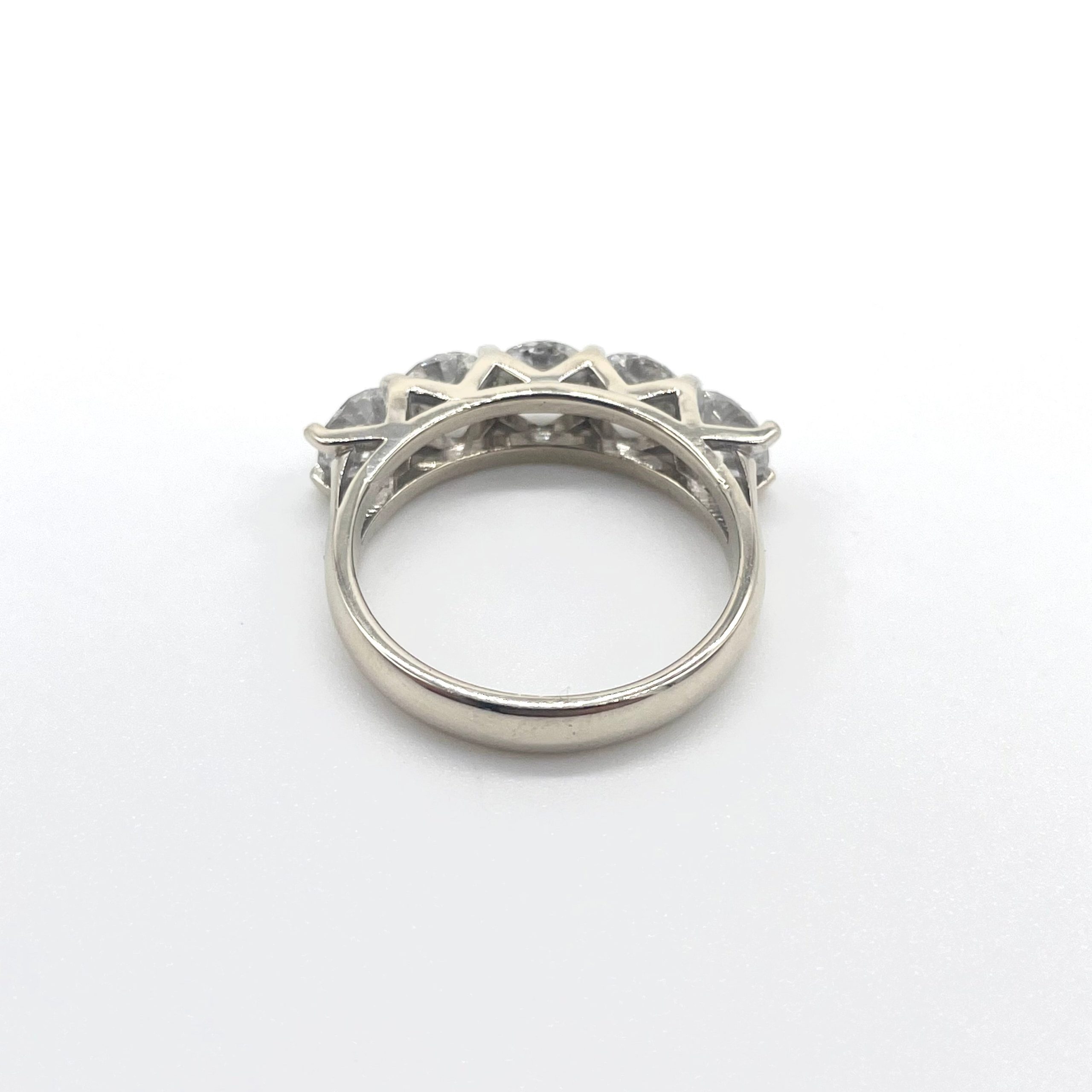 5 Diamonds & 18k White Gold Ring